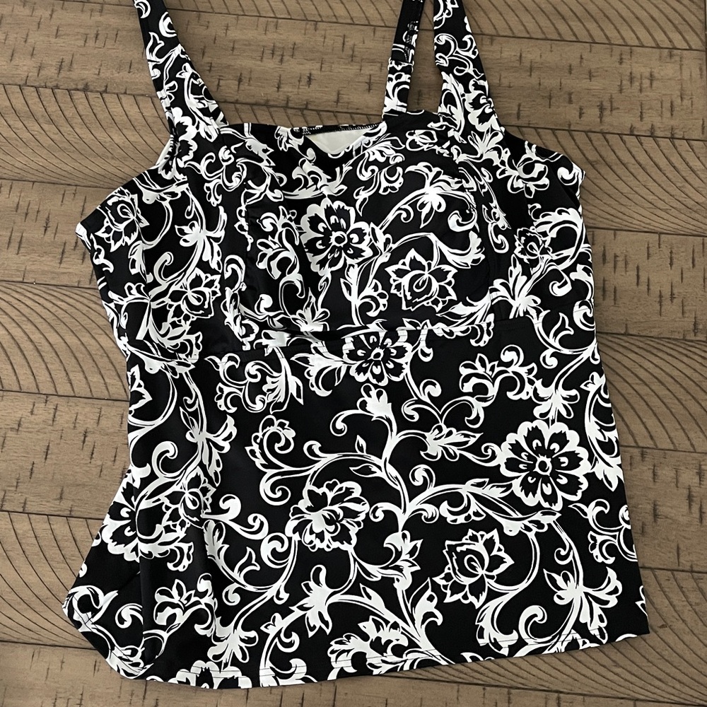 Land ends plus swim suit 24w never worn black and white